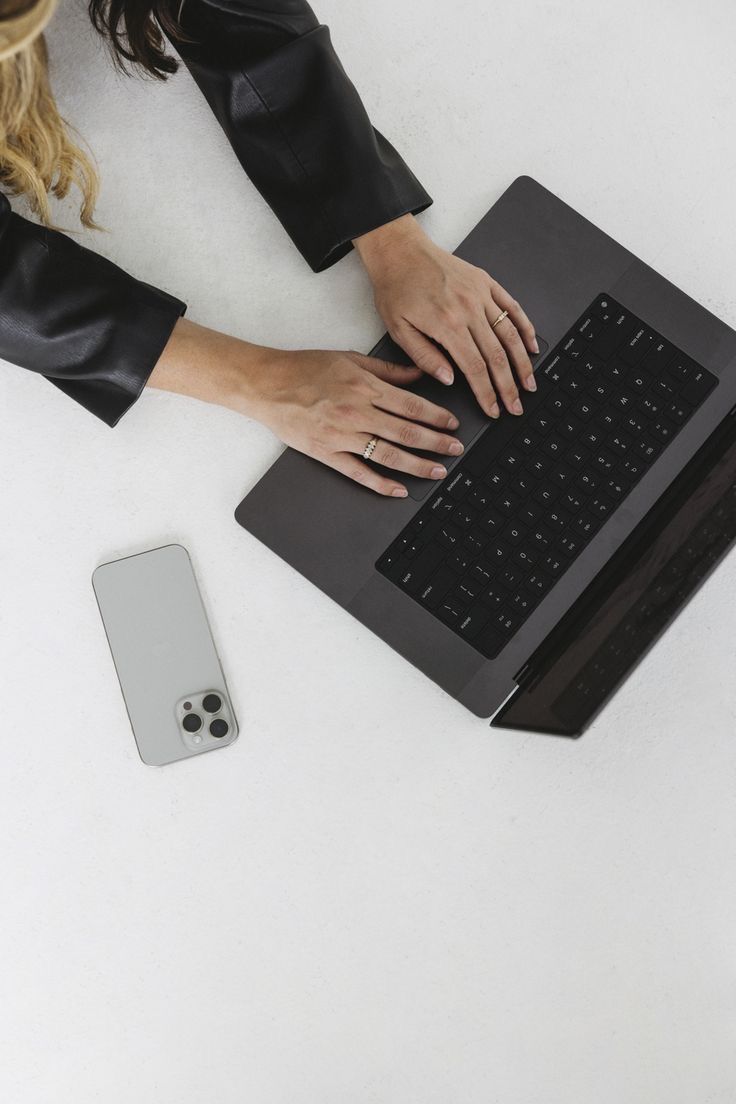 Website-Arbeit am Laptop
